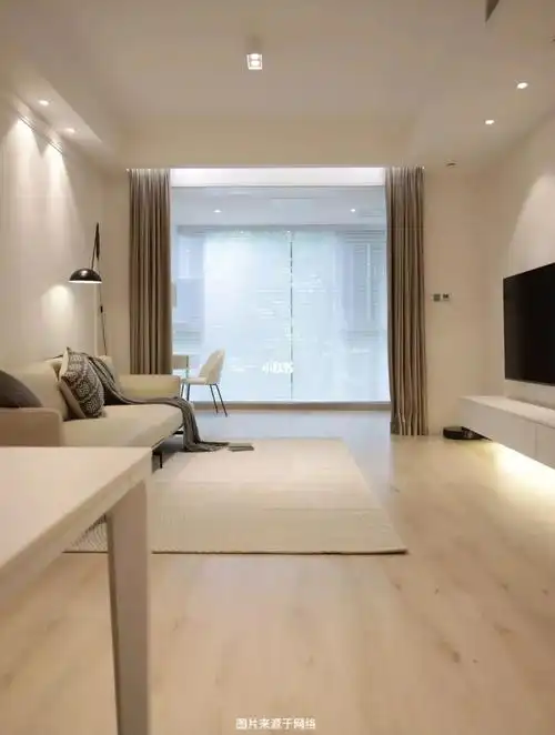 90㎡老破小翻新|  极简风墙面粉刷浅豆沙色,地面是强化地板,无主灯