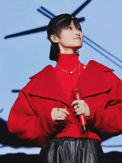 李宇春终于放开了,红色外套搭配皮革短裤,身材竟然这么好!|西装|穿搭|