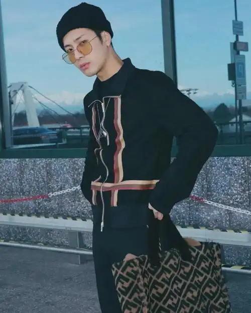 王嘉尔一碰她就被嗲到腿软?牵手男爱豆的"毛绒小公主"谁不想要