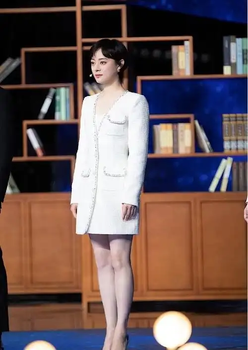 十足的精致感,孙俪身上这款小香风元素的连衣裙在款式的设计上很简单