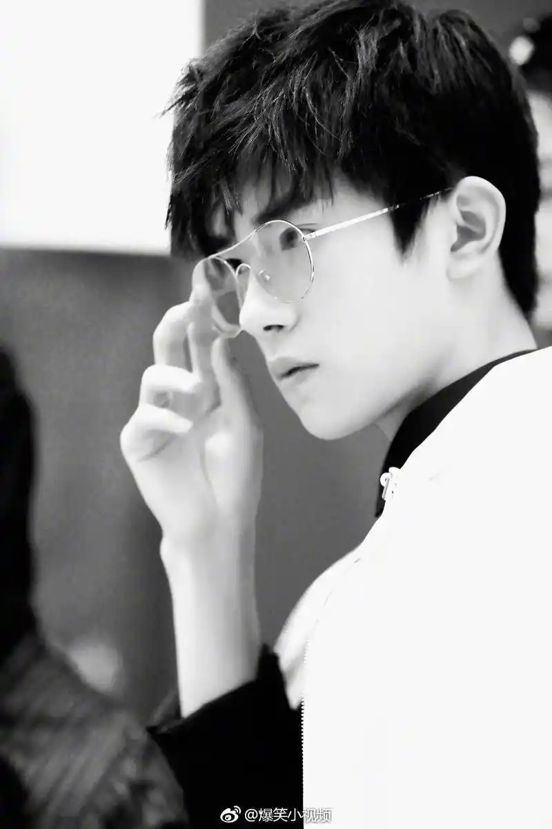 易烊千玺眼镜杀~满屏流动的荷尔蒙,完全是雅痞系范例斯文败类本体了.