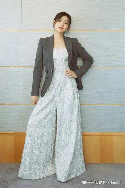 36岁陈妍希越穿越大胆西装搭配抹胸连体裤洒脱中透着几分性感