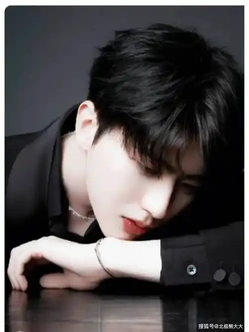 蔡徐坤逼女粉丝强制打胎,蔡母微信语音曝光,母子俩都不是好东西_女生