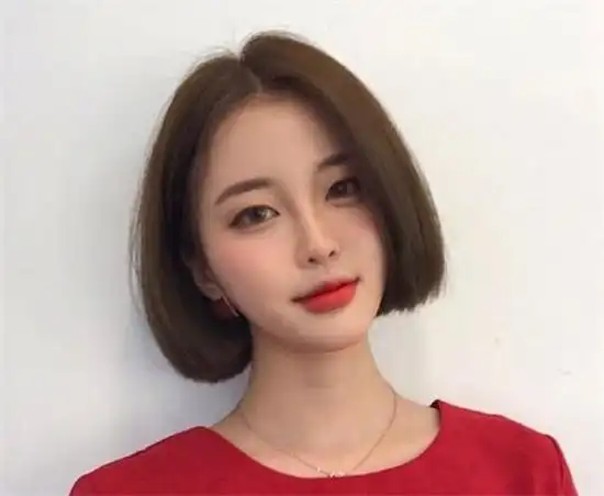 干练短发直发发型满满的职场风格直发_飘逸直发_女生发型大全