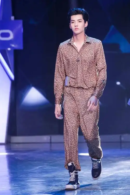 《快乐大本营》吴亦凡何炅挑战高难度《大碗宽面》杨颖杜海涛表演中途