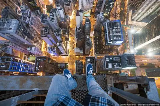 俄罗斯勇者攀爬香港楼顶拍惊人鸟瞰图