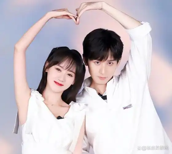 袁冰妍晒自拍登热搜,与成毅发同系列表情,"初遇夫妇"再出圈!