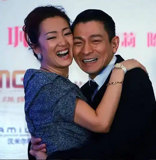 平常看谁都云淡风轻的巩俐,在刘德华面前却宛如小女人一般,想要拥抱