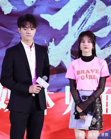 许凯现身活动穿西装帅气有型,获绯闻女友白鹿系围巾甜蜜发糖超甜