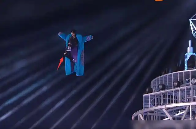 王一博在湖南跨年夜的演出太不容易,吊威亚飞百米高空让人心疼!