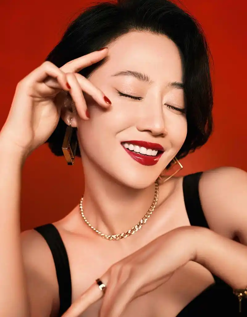 谭卓吊带黑裙拍写真复古优雅 港风短发和大红唇个性吸睛_凤凰网娱乐