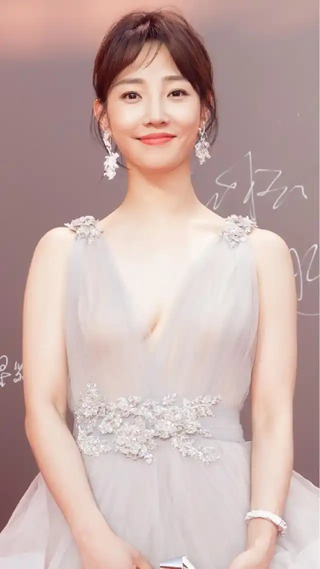 白百何身材惹人羡,薄纱裙装美的让人难忽视,身段真是高级