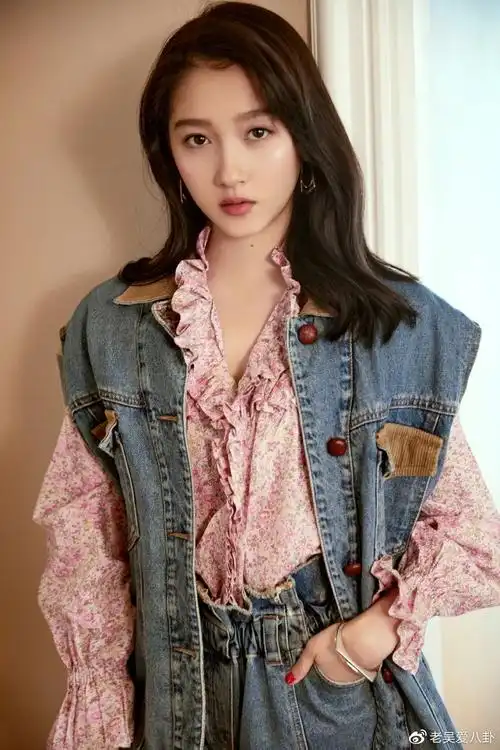 关晓彤壁纸第40期 :可爱吃货林晓曦,盛世美颜爱丽丝