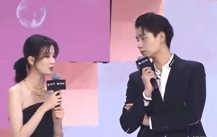 原创小风暴发布会乔欣胡一天互动超甜但我却注意两人生图颜值