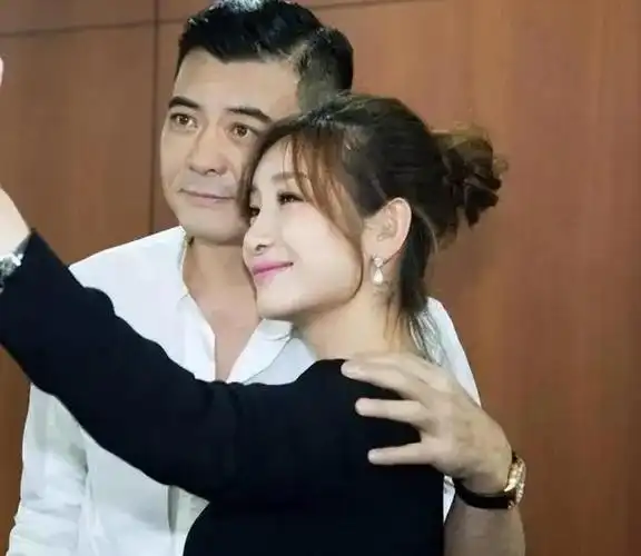 2015年,秦海璐产后补办婚礼,丈夫王新军承诺