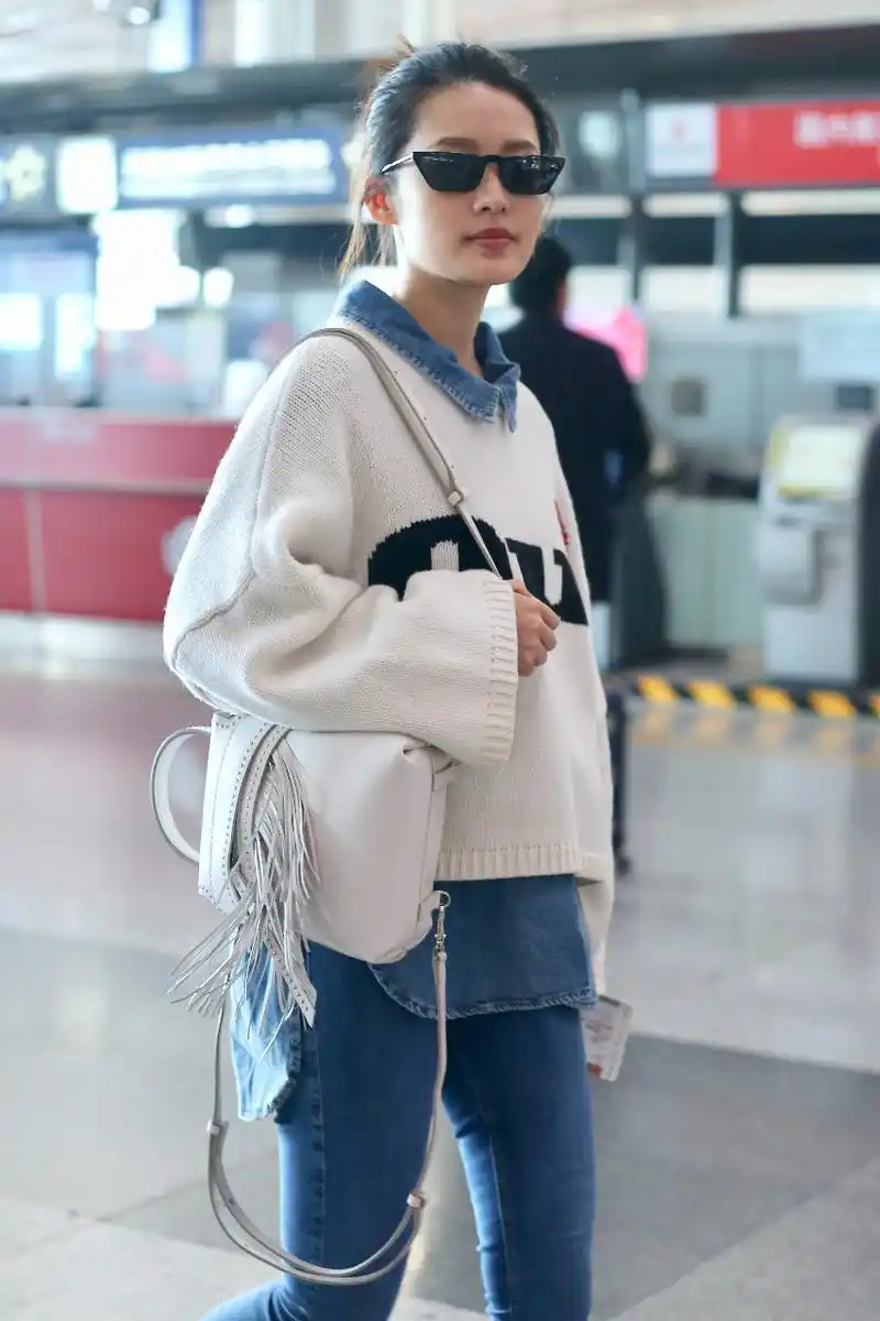 李沁戴墨镜穿白毛衣搭配蓝牛仔裤现身机场,白皙的皮肤真让人羡慕