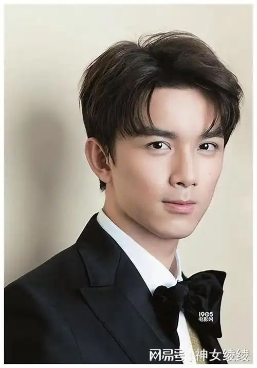 在寒风中的甜蜜破圈吴磊赵今麦冬日互动成最甜cp