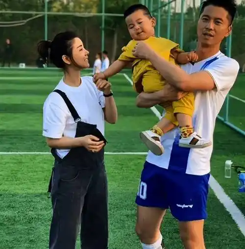 王雷李小萌带爸妈旅游,婆婆气质出众比儿媳还漂亮,一家人高颜值_时尚