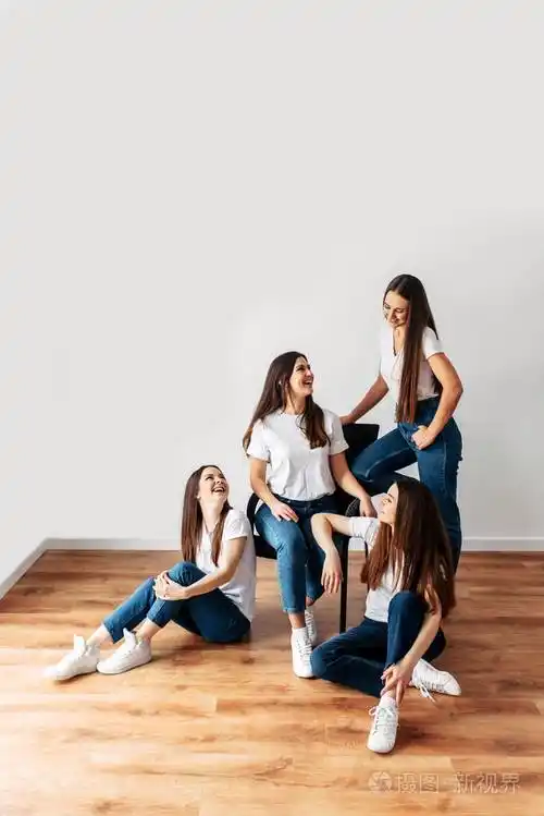 四个黑发女孩穿着白色t恤摆姿势