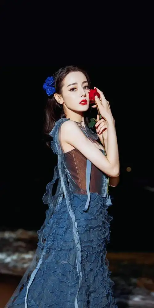 迪丽热巴海边的玫瑰公主美艳无人能敌