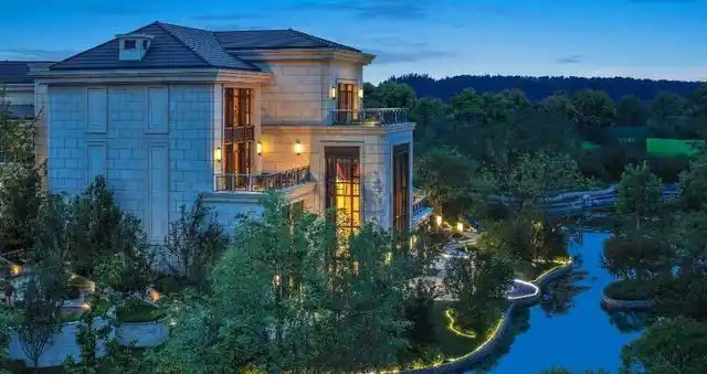 恒大麗宫项目位于中央别墅区的正源之位,温榆河的上游,约60万平米的