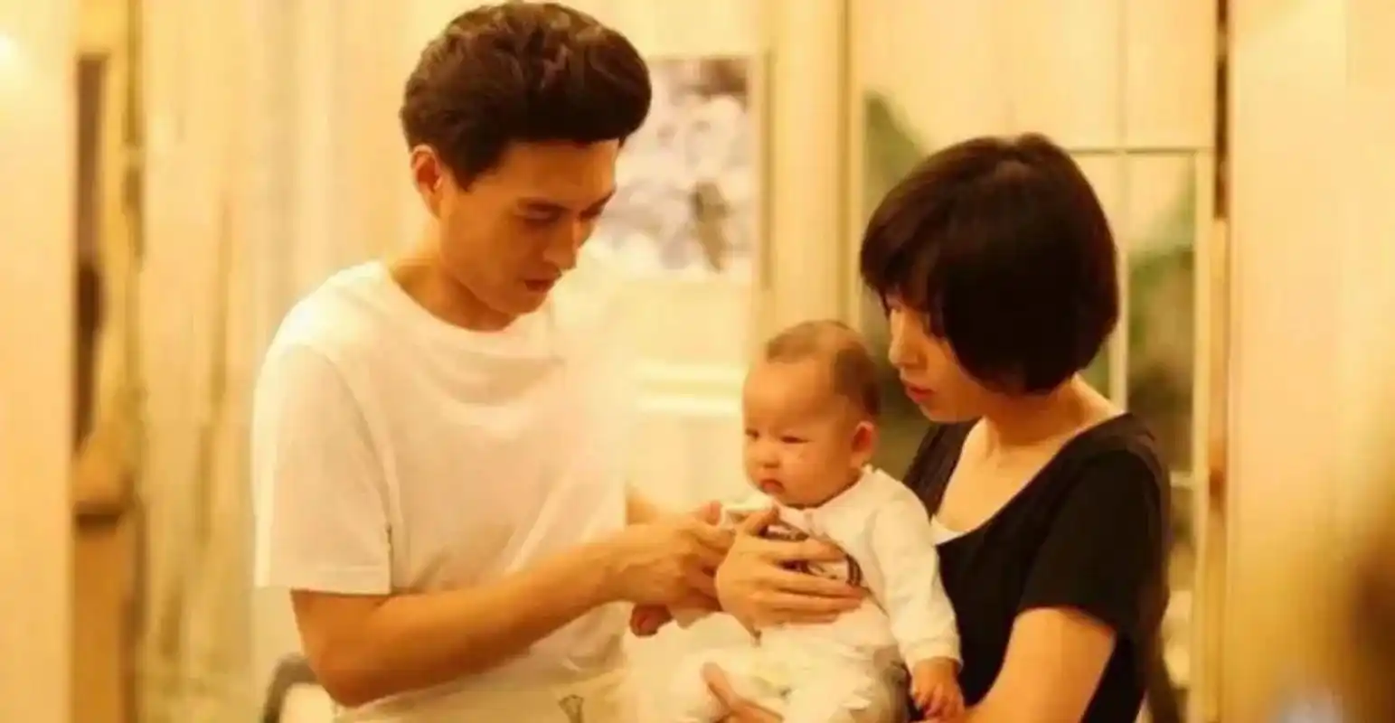 靳东父子三人,俩儿子太帅气了