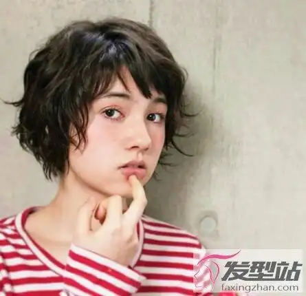女生日系慵懒卷发发型短发烫发减龄又好看超心动