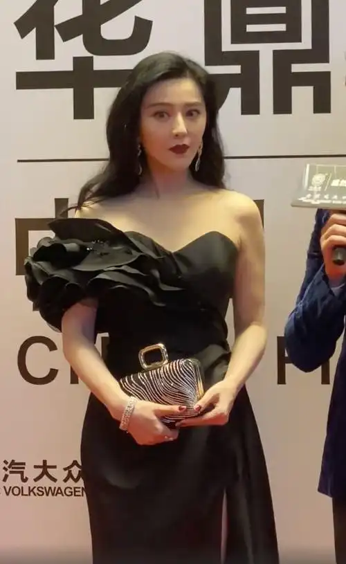 范冰冰亮相第27届华鼎奖大波浪尽显女人味气场颜值俱佳