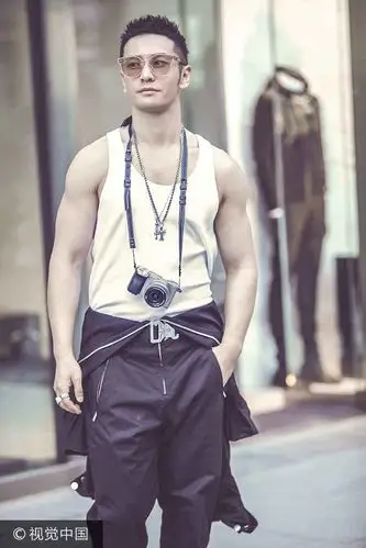 初夏荷尔蒙!黄晓明连体工装出街脱衣秀肌肉man到爆炸