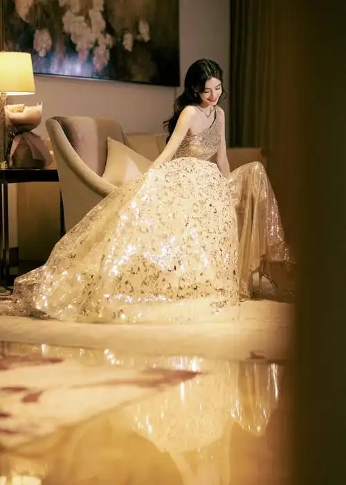 杨颖穿香槟色礼服亮相晚会勾勒绝美曲线优雅浪漫