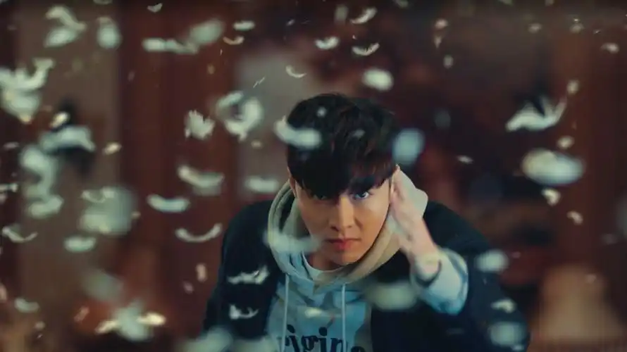 黄金瞳张艺兴一出场鸡毛满天飞灯光加慢动作就像在拍mv