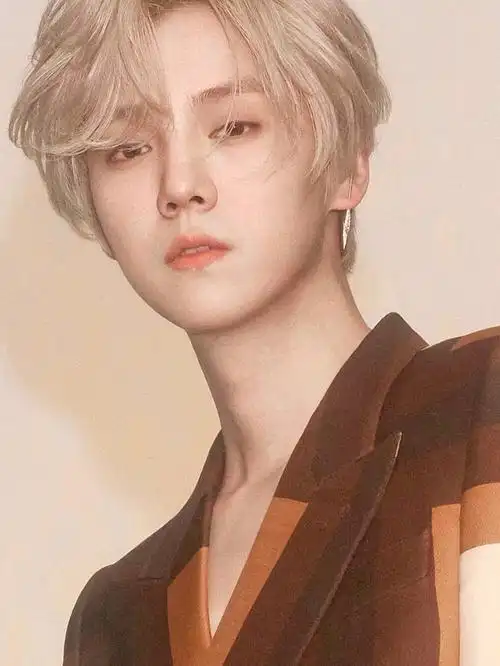 投票讨论|鹿晗最新自拍,短发造型中的硬汉范十足,你更喜欢什么发型的