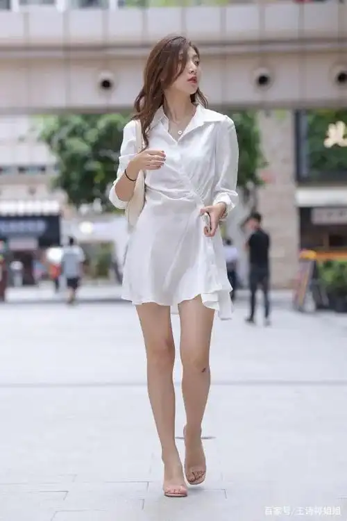 白色衬衣裙搭配透明高跟凉鞋,青春靓丽