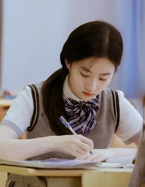穿上校服的刘亦菲 ,这简直就是大家心目中初恋的样子!