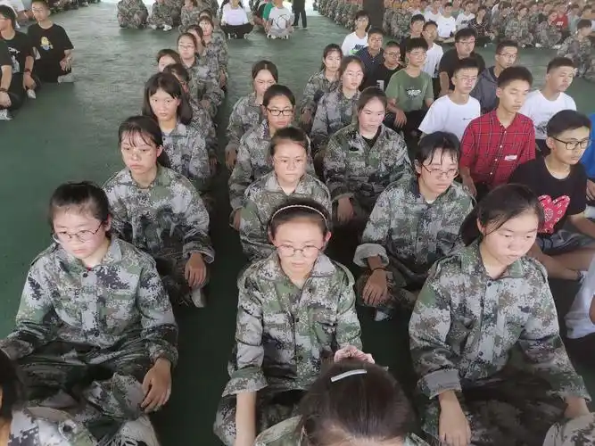 西亭中学2020级高一(6)班的新生满怀希冀,激情开启第一课——军训!