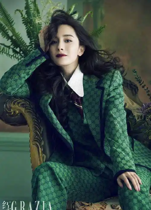 杨幂《红秀grazia》封面大片,风情与帅气共存,春日氛围感满满