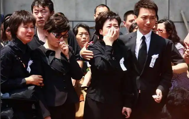 罗京26年播报0失误,48岁去世,妻子携子改嫁富商:我还是罗家儿媳