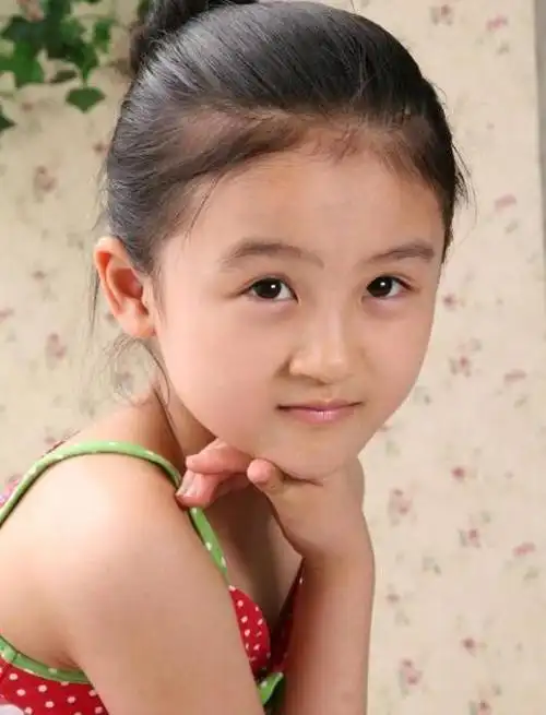 6岁被成龙抱着上春晚,却因长相被骂退圈,陆子艺如今现状如何?