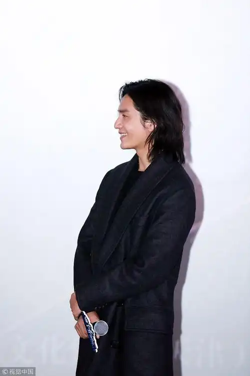 男神!陈坤长发侧颜帅呆 感动观影想拥抱家人