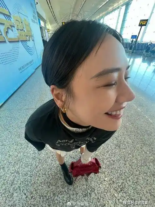 马思纯回应复胖后又自黑,怼脸俯拍秀细腿:头大时身子自然就瘦了