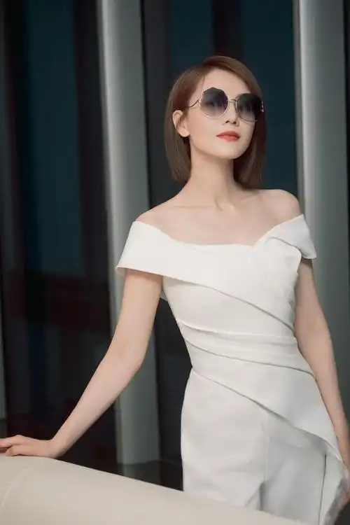 被高圆圆的写真美到了!棕色头发配白色"露肩"裙,尽显女神范儿