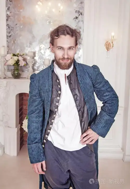 年轻英俊的男人在中世纪衣服站