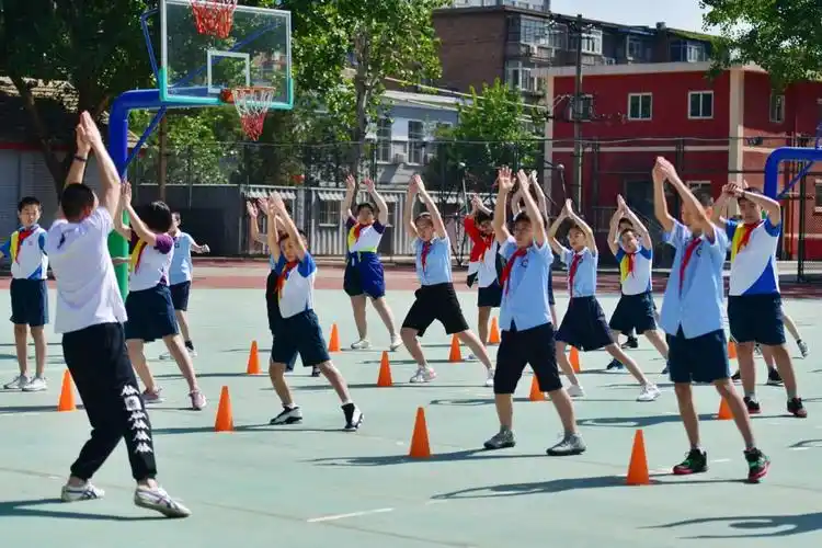 小学第一堂体育课,摘掉口罩先练眼神儿