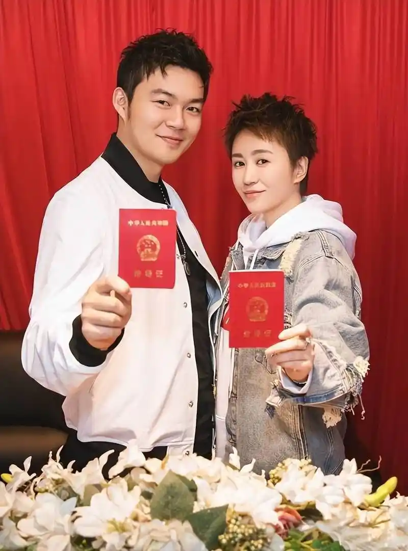 马丽一家三口罕见同框,小11岁老公像陈奕迅,2岁儿子秀气可爱_许文赫