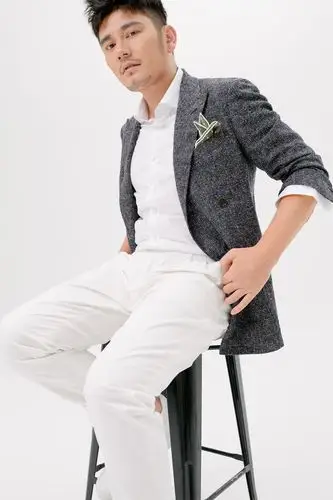 今日(8月8日),钱枫在微博晒出一组肌肉写真,大秀健身成果,型男范儿