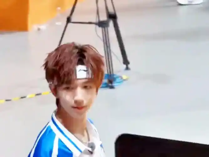 【贺峻霖】超级爱饭撒的一只小兔子