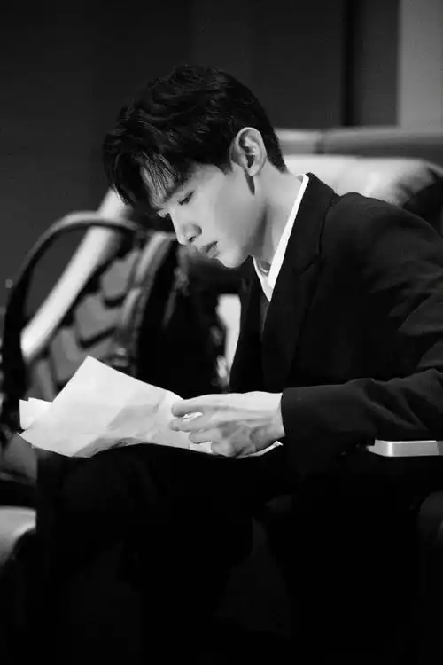 白敬亭蓝色连帽卫衣侧拍##白敬亭最新蓝色连帽卫衣随拍