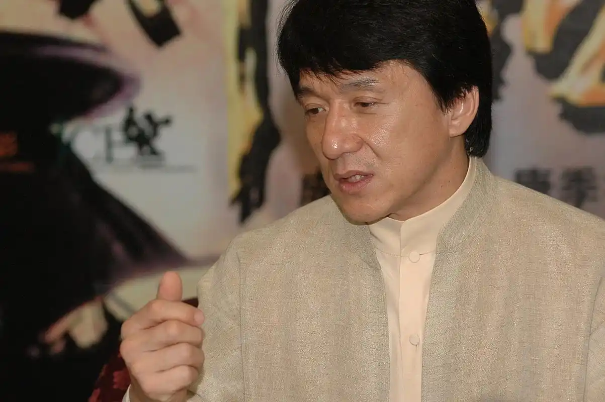 成龙,这位动作巨星在2023年为我们带来了他的新作《龙马精神》.