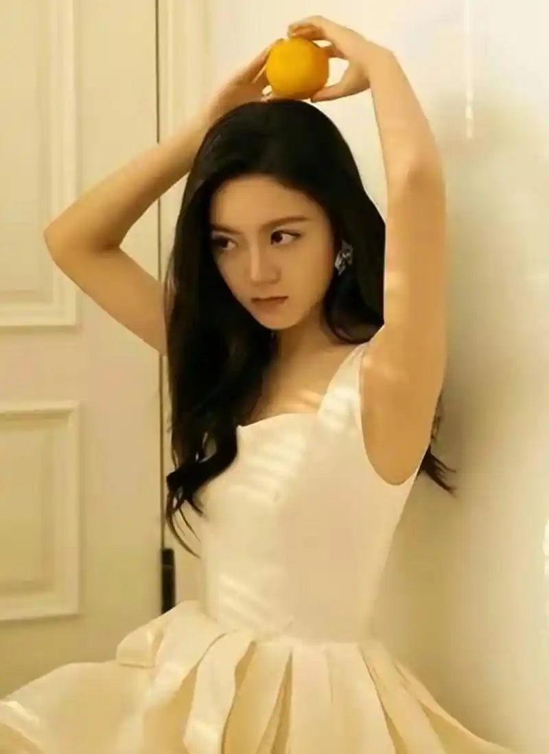 网友:赵今麦穿吊带白裙出席活动,事业线瞩目,发丝飘扬,尽显性感魅力.