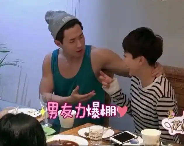 刘宪华酒后当众搂姜妍有谁注意他的手部动作网友万万没想到